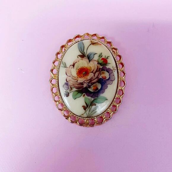 Vintage Hand Painted floral Pin - Picture 1 of 4